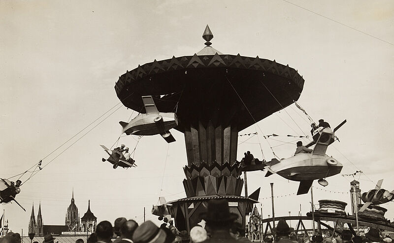 Philipp Kester, Münchner Oktoberfest – "Flugzeugkarussell" in voller Fahrt, 1935