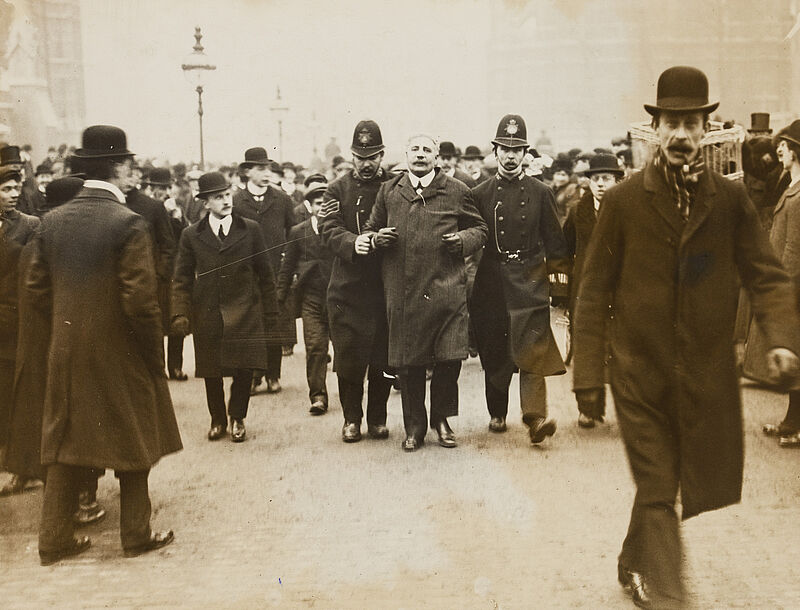Philipp Kester, Frauenbewegung in England – Ein Verfechter des Frauenstimmrechtes wird in London von der Polizei abgeführt, 1909