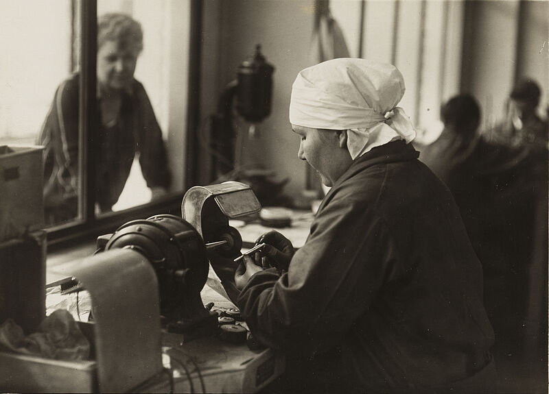 Philipp Kester, Münchner Ausstellung "Das bayerische Handwerk" – Frauen arbeiten in einer Werkstätte, 1927