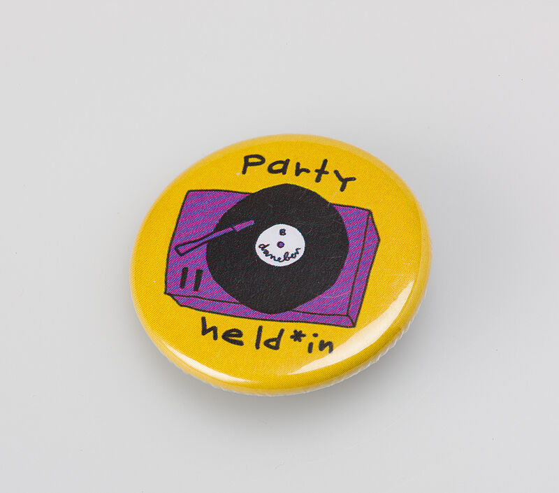 Button "Partyheld*in daneben", um 2015