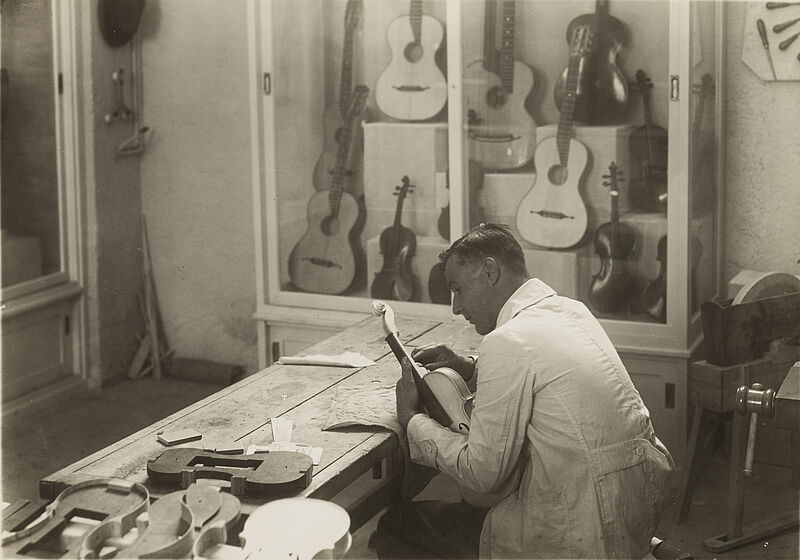 Philipp Kester, Münchner Ausstellung "Das bayerische Handwerk" – Werkstätte eines Geigenbauers, 1927