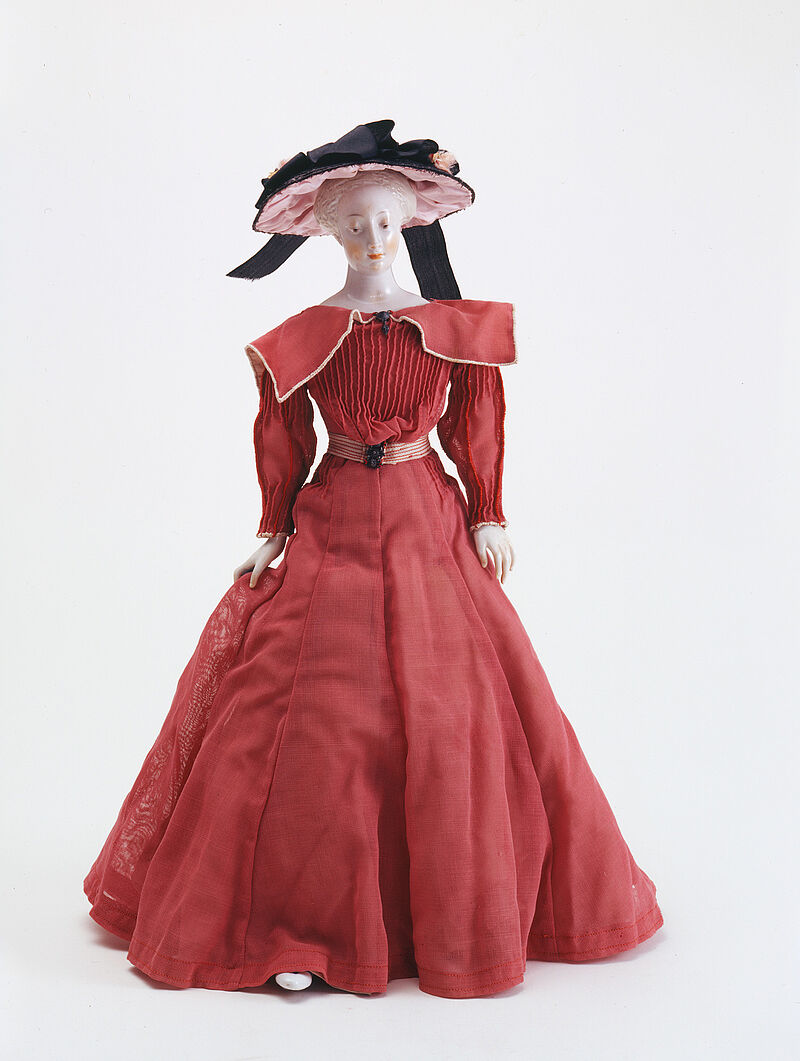 Richard Riemerschmid, Porzellanmanufaktur Nymphenburg , Porzellanpuppe mit Kleid, 1901