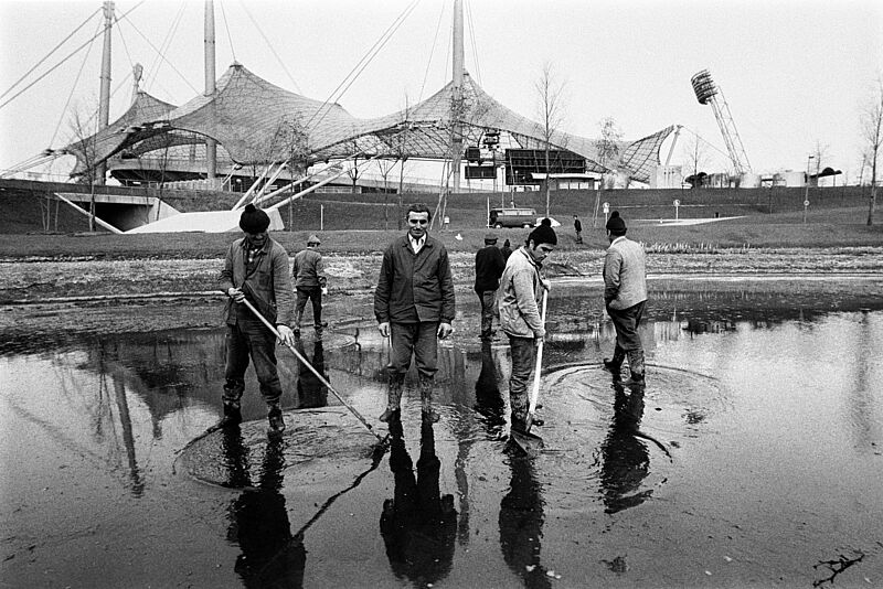 Dimitri Soulas, Arbeitsmigranten im Olympiagelände, München, 1973