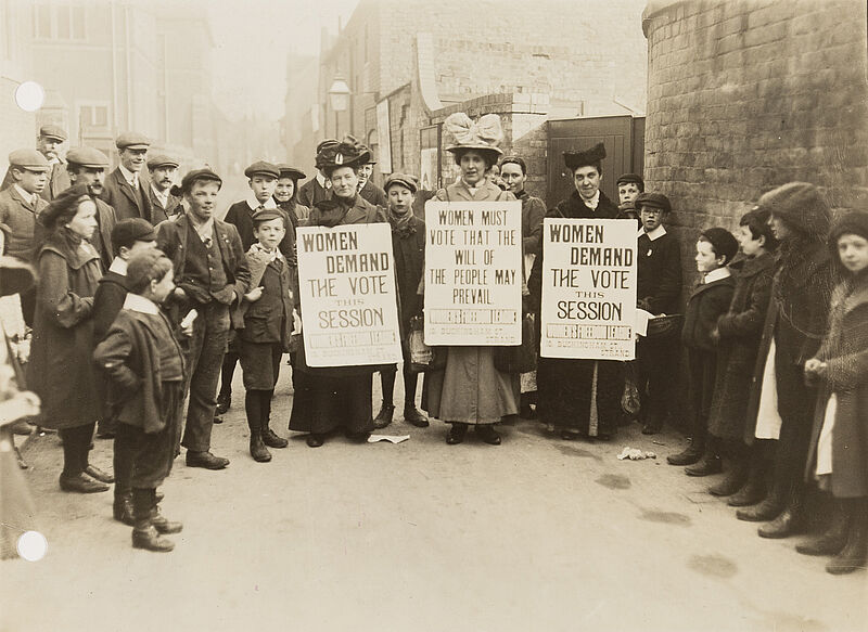 Philipp Kester, Suffragetten demonstrieren mit Plakaten – Frauenrechtlerinnen in Londons Straßen, 1905