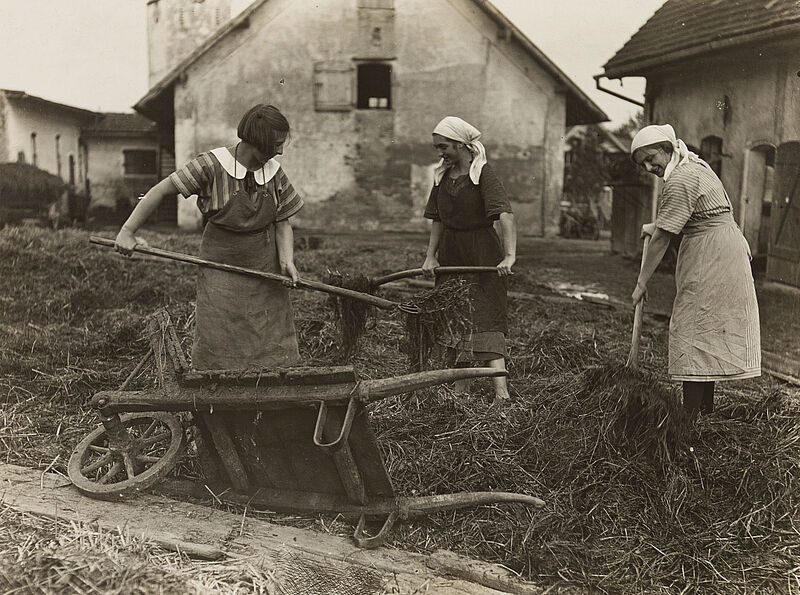 Philipp Kester, Landwirtschaft als Frauenberuf – Arbeit auf dem Düngerhaufen