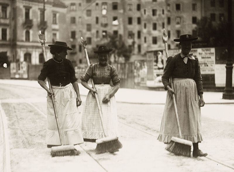 Philipp Kester, Münchener Straßenreinigung – Drei Straßenfegerinnen mit Besen bei der Arbeit, ca. 1906