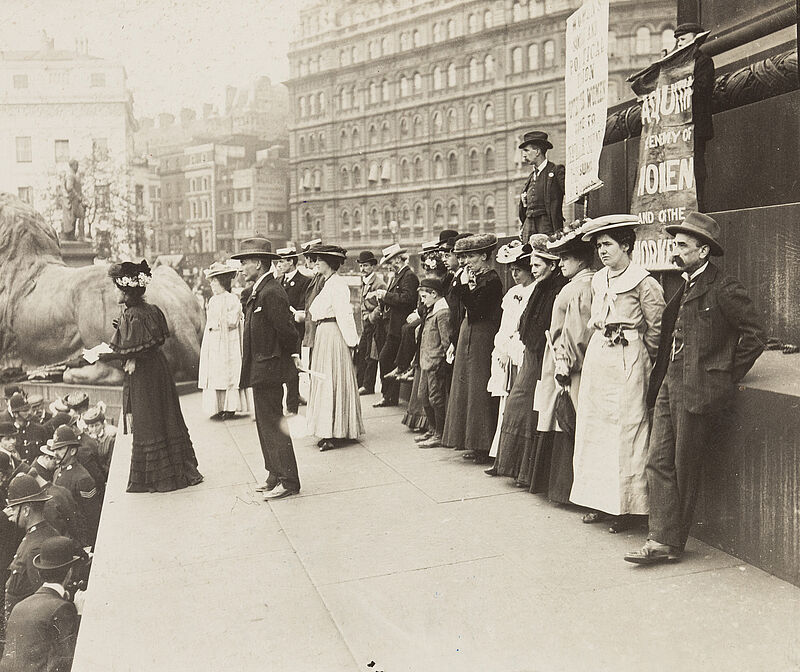Philipp Kester, Suffragetten sprechen zur Menge – Teresa Billigton spricht am Fuße des Nelson-Denkmals auf dem Trafalgar Square, 1908