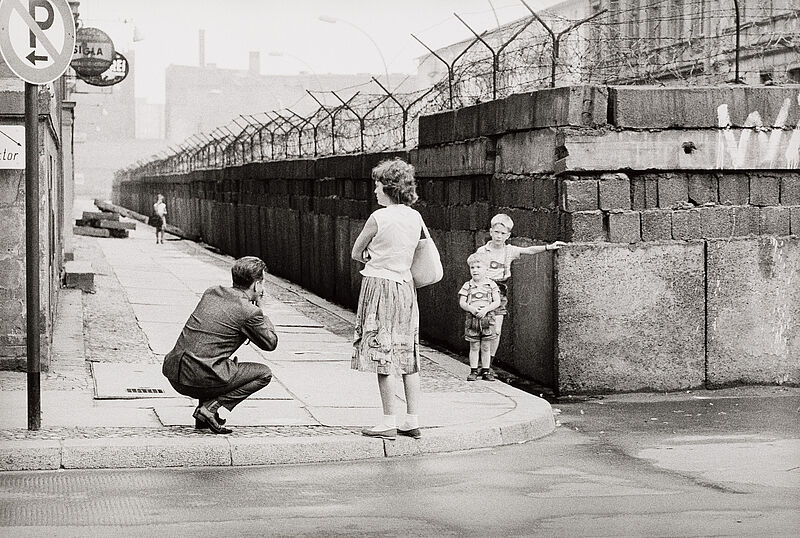 Thomas Hoepker, Erinnerungsphoto an der Berliner Mauer nahe der Bernauer Straße, West-Berlin, 1963