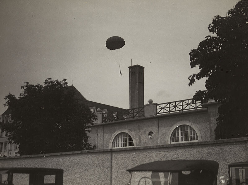 Philipp Kester, Helly Tussmar – Die Fallschirmspringerin kurz vor der Landung, 1927