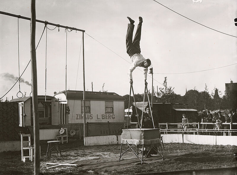 Philipp Kester, Münchner Oktoberfest – Handstand, 1935