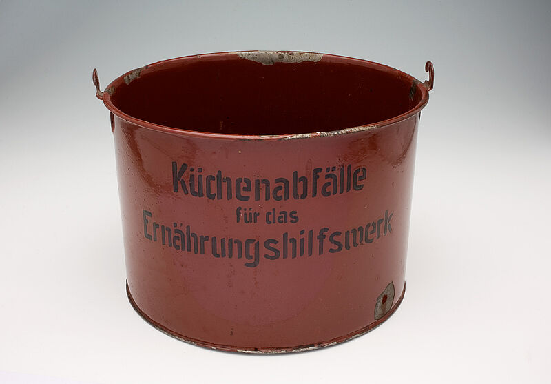 Emailletopf "Küchenabfälle für das Ernährungshilfswerk", 1936–1945