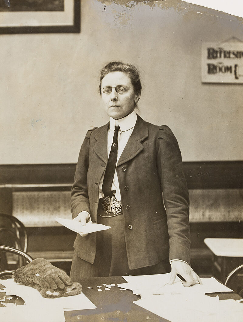Philipp Kester, Frauenbewegung in England – Konferenz der Women's Labour League in Leicester: Ethel Bentham bei der Abhaltung einer Rede, um 1909