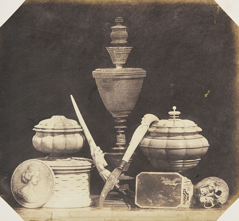 Ludwig Belitski, Gruppe von künstlichen Drechslerarbeiten aus Elfenbein und Holz, auf der Passigbank gefertigt, und geschnitztes und graviertes Elfenbein-Gerät, 16. u. 17. Jahrhundert, vor 1855