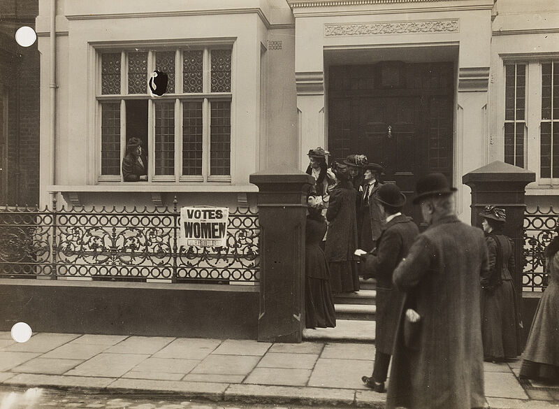 Philipp Kester, Englische Frauenrechtlerinnen in London – Eleanor Tennyson, Augustine Birrells Ehefrau, diskutiert mit Suffragetten, 1905