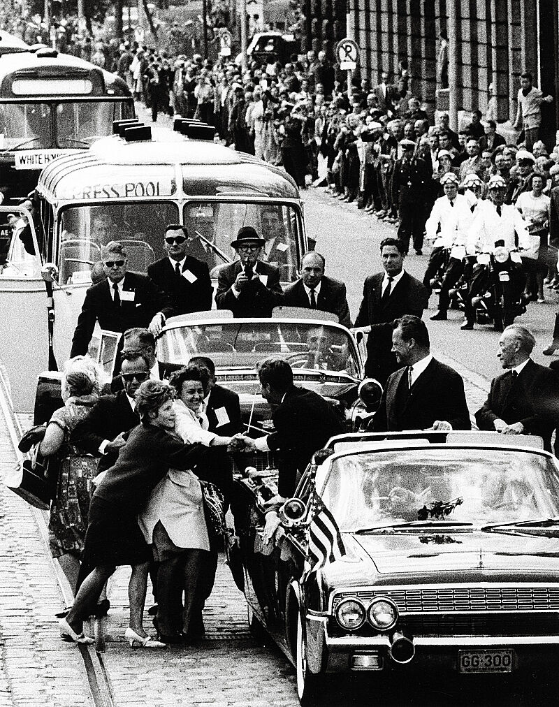 Guido Mangold, J. F. Kennedy, Willy Brandt und Konrad Adenauer auf dem Weg zum Schöneberger Rathaus (Originaltitel), 1963 (Abzug 2010)