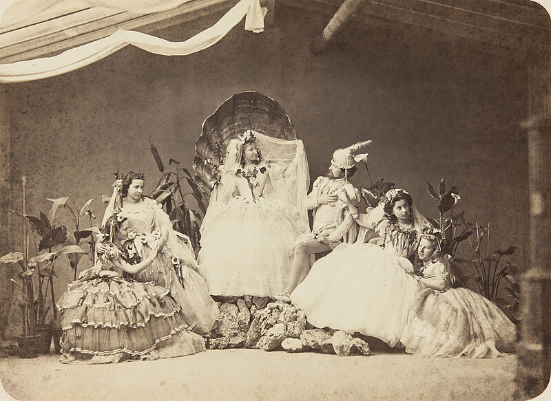 Joseph Albert, "Märchenball von 'Jung-München' 1862 / Frau von Passerant, M. v. Liebig, Schlierholz, Frl. Knapp, Frl. Stöger / Gruppe 'Nixenkönigin'" (Originaltitel), Februar 1862