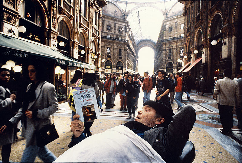 Guido Mangold, Fluxus-Künstler Al Hansen bei seiner letzten öffentlichen Performance „Vota Arte“ in der Galleria Vittorio Emanuele, Mailand, anlässlich der Wahlen in Italien 1994 (Originaltitel), 1994