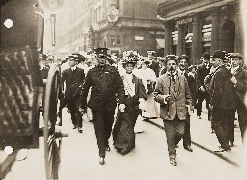 Philipp Kester, Verhaftung von Emmeline Pankhurst – Suffragettendemonstration in London, 1905