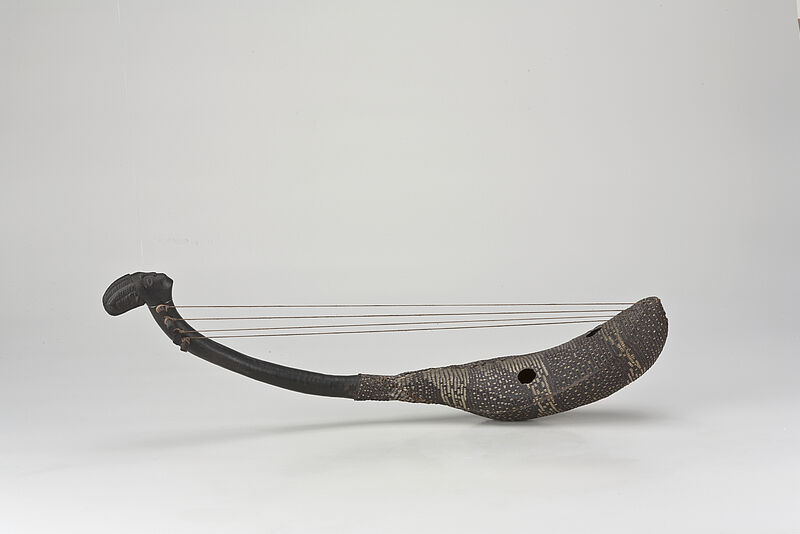 Mangbetu, kundi – Harfe aus Ebenholz und Echsenhaut mit vier Saiten, vor 1943