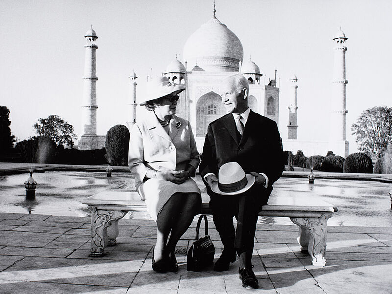 Max Scheler, Wilhelmine und Heinrich Lübke während eines Staatsbesuchs in Indien vor dem Taj Mahal, 1962