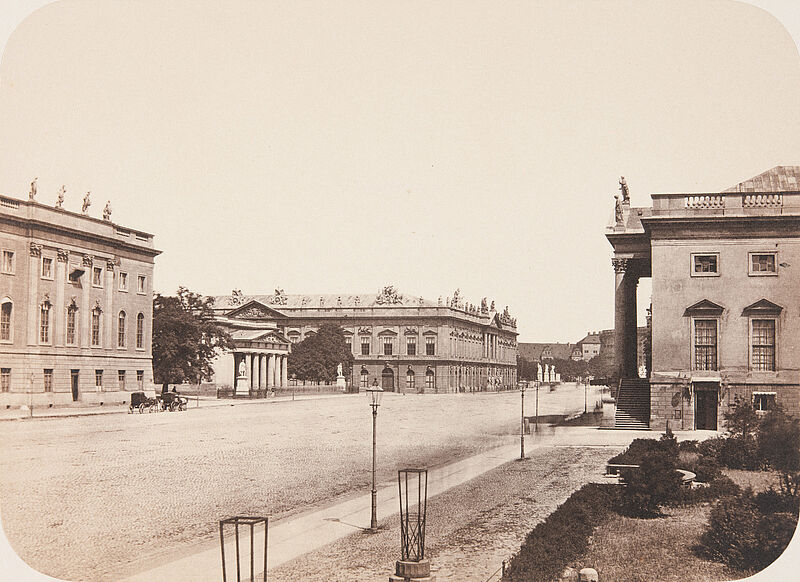 Leopold Ahrendts, Unter den Linden, Schinkelsche Wache, Zeughaus (heutiges Deutsches Historisches Museum) und Lindenoper, 1856–1858