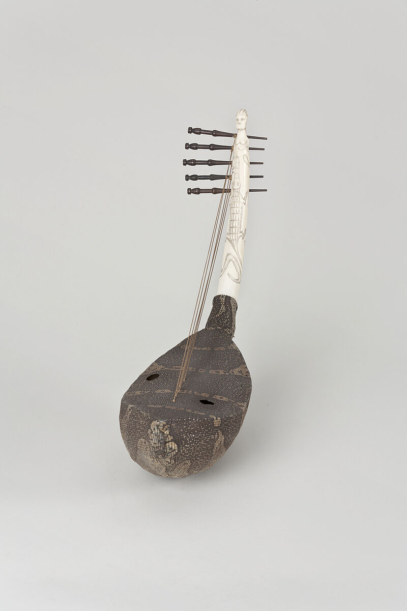 Mangbetu, kundi – Harfe aus Elfenbein und Echsenhaut mit fünf Saiten, vor 1942