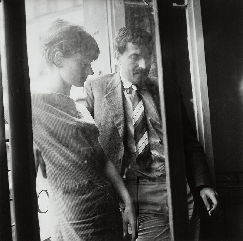 Barbara Niggl Radloff, Günter Grass [mit Ehefrau am Fenster rauchend, Blick nach unten], 1958