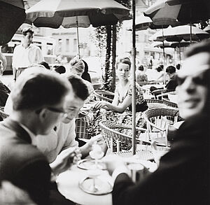 Barbara Niggl Radloff, Das Fotomodell Veruschka von Lehndorff im Café Cadore auf der Leopoldstraße, München, 1960