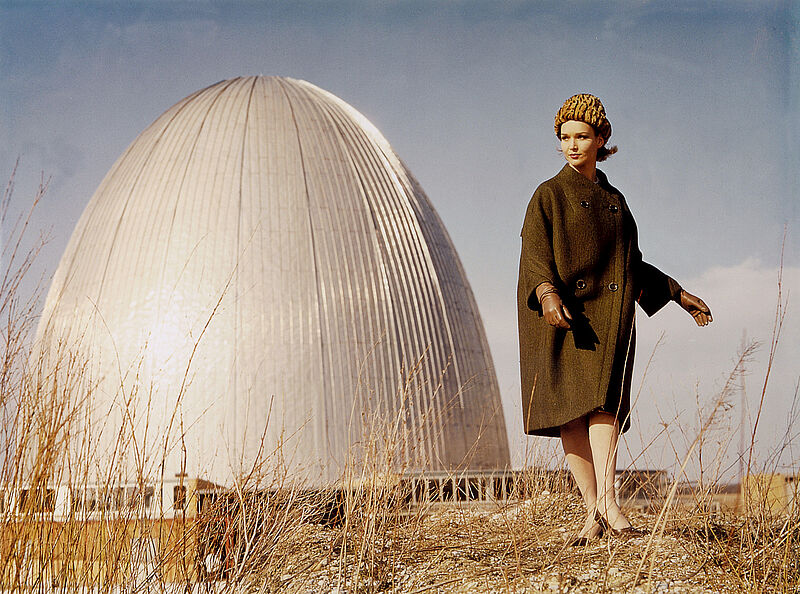 Regina Relang, Modell in Mantel von Jobis vor dem „Atomei" in Garching, 1962/2005