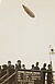 Philipp Kester, "Willows Luftschiff" – Zuschauer auf einem Podest mit dem fliegenden Luftschiff darüber