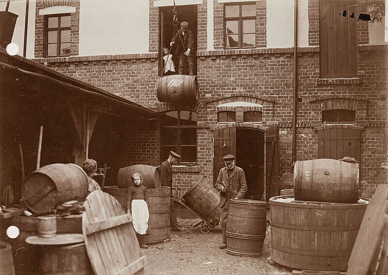 Philipp Kester, Sauerkohlfabrik in Sachsen – Verstauen von Fässern im Hof einer Fabrik, ca. 1910