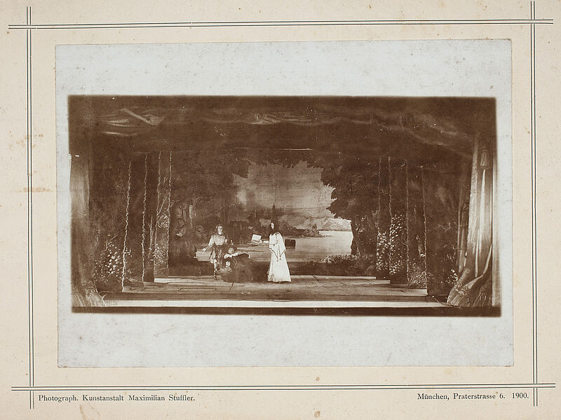 Münchner Marionettentheater, Maximilian Stuffler, Szenen-Foto zu "Des Kinderfreundes Gedächtnisfeier", 1900