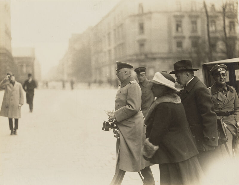 Philipp Kester, Hitler-Prozess – Am Morgen des 1. April 1924 begibt sich Erich Ludendorff mit seiner Gemahlin Margarethe zur Urteilsverkündigung, 1. April 1924