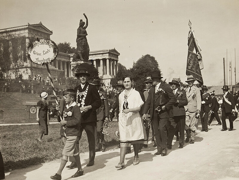 Philipp Kester, Festlicher Auftakt zum Oktoberfest – Festzug des Bayerischen Schützenverbandes vor der Bavaria mit der Ruhmeshalle, 1929