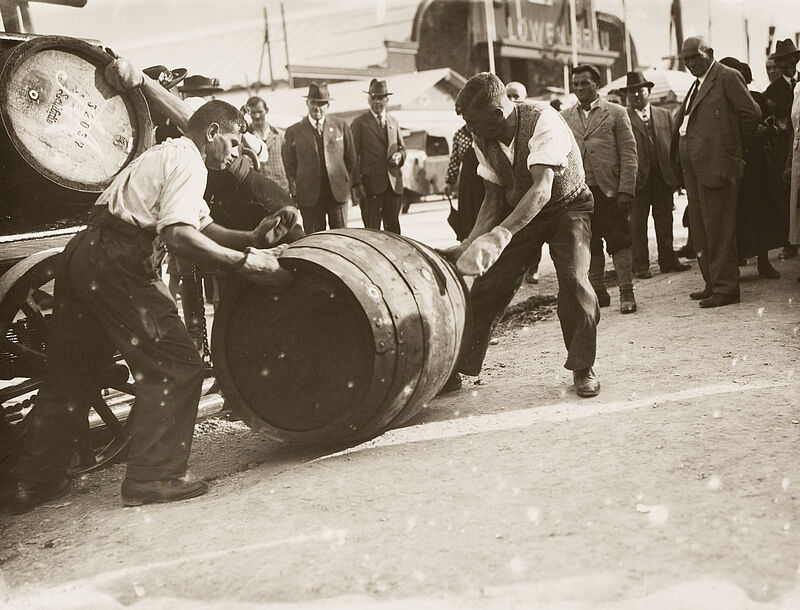 Philipp Kester, Münchner Oktoberfest – Zwei Biermänner beim Abladen von einem Bierfass, 1921