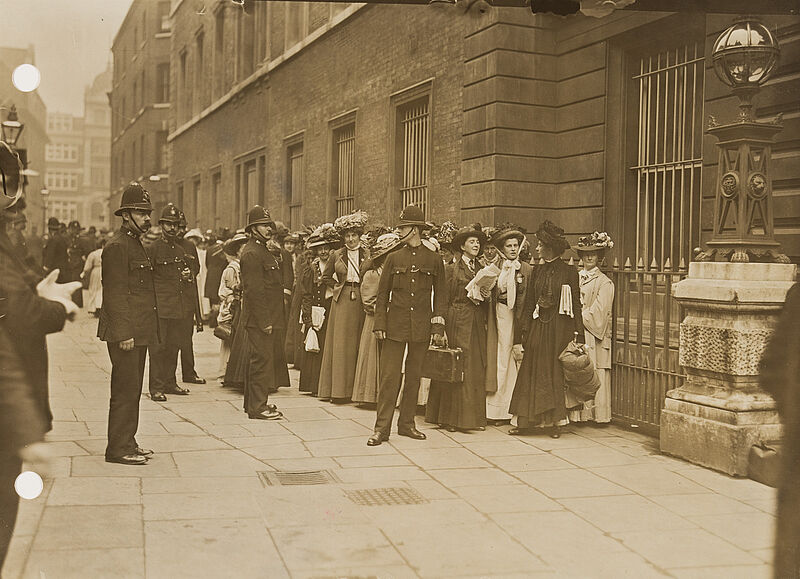 Philipp Kester, Verhaftete Frauenrechtlerinnen – Suffragetten warten auf die Vorführung an der Polizeitstation an der Bow Street, 1905