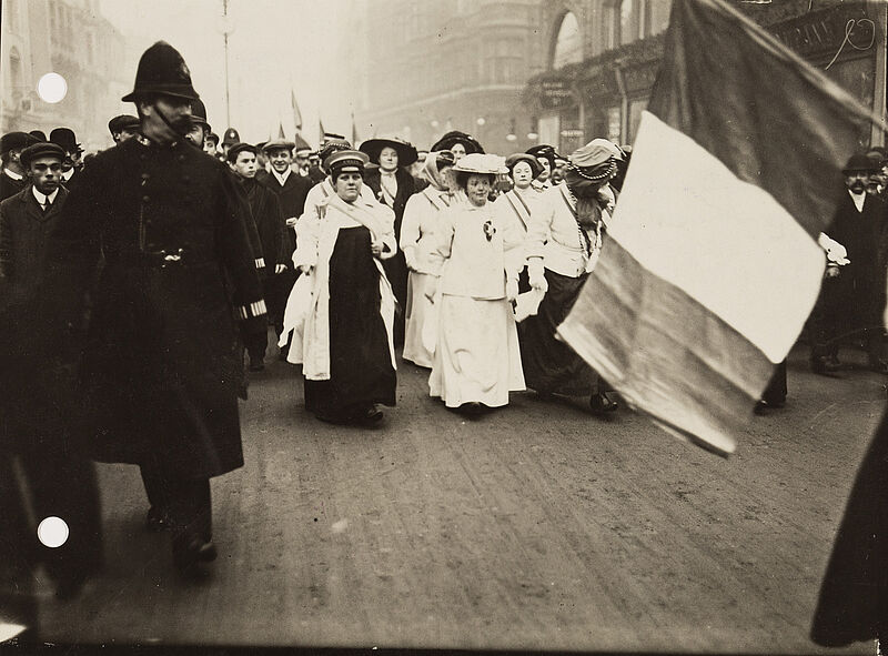 Philipp Kester, Prozession englischer Frauenrechtlerinnen in London – Flora Drummond, 1905