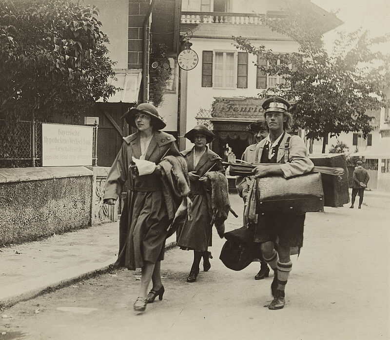 Philipp Kester, Oberammergauer Passionsspiele – Gäste aus den USA werden von den einheimischen Gepäckträgern zu ihren Hotels geleitet, 1922