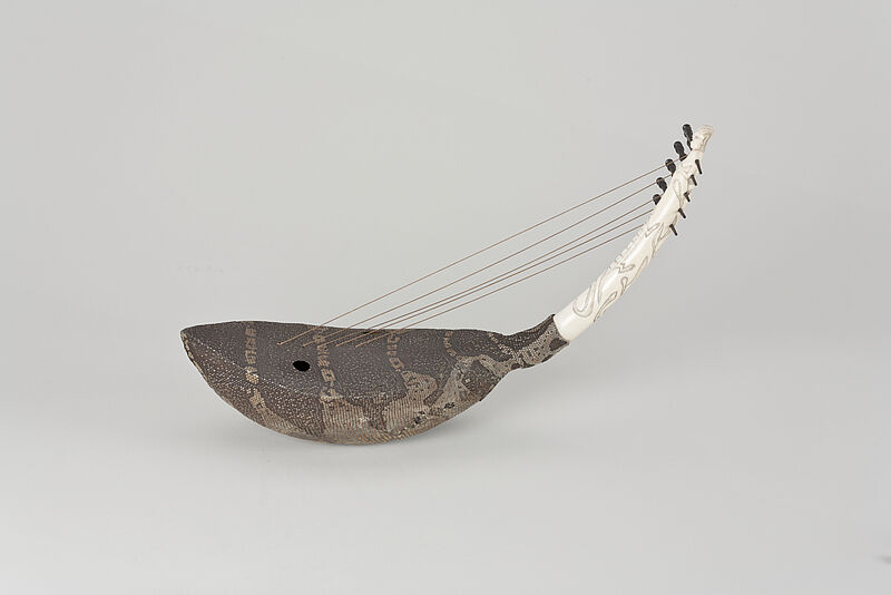 Mangbetu, kundi – Harfe aus Elfenbein und Echsenhaut mit fünf Saiten, vor 1942