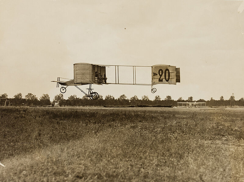 Philipp Kester, Der Flieger Paulhan – In seinem Flugzeug ein paar Meter über der Erde, 1908