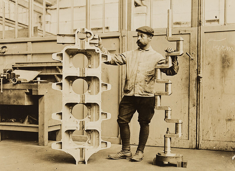 Philipp Kester, Bau des Clément-Bayard-Luftschiffes – Ein Arbeiter bei der Kurbelwellenproduktion in der Werkshalle bei Paris