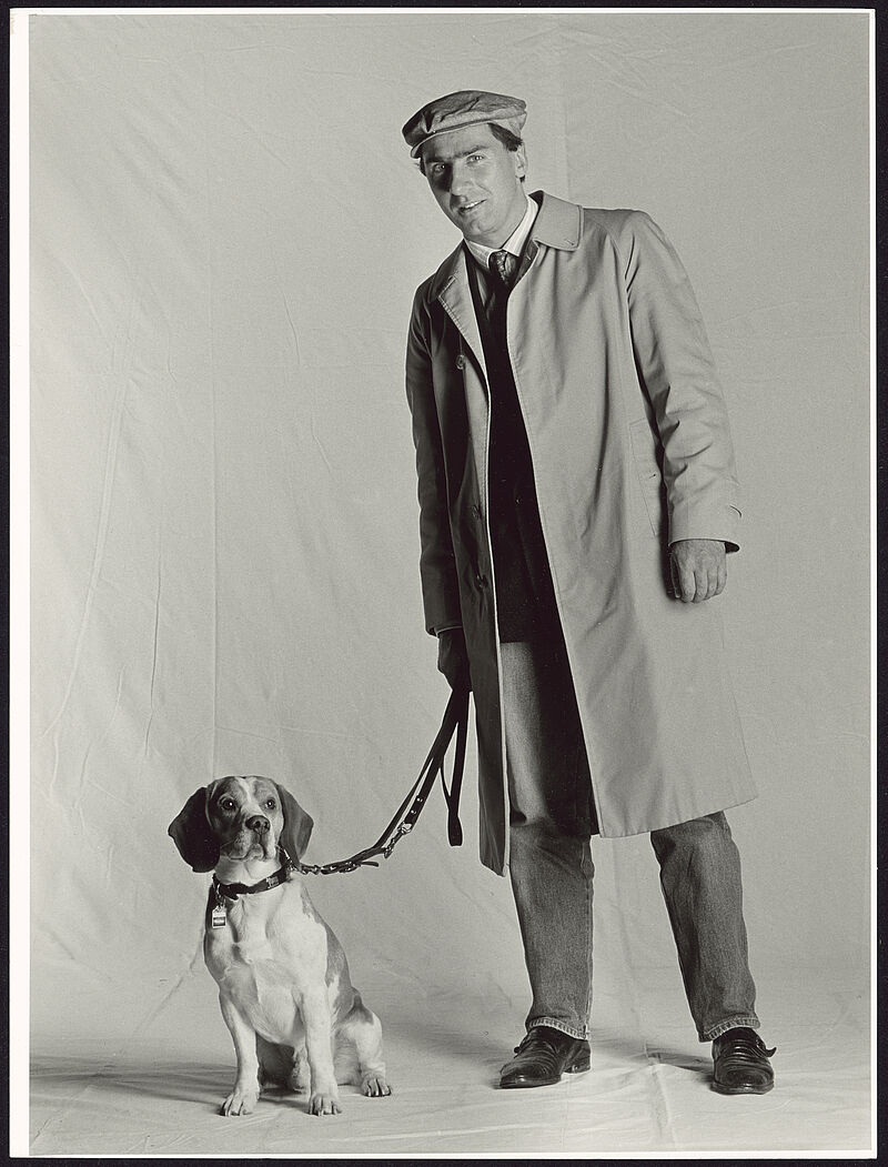 Kerstin Schuhbaum, o. T. (Hunde und ihre Besitzer – Trenchcoat), 1989