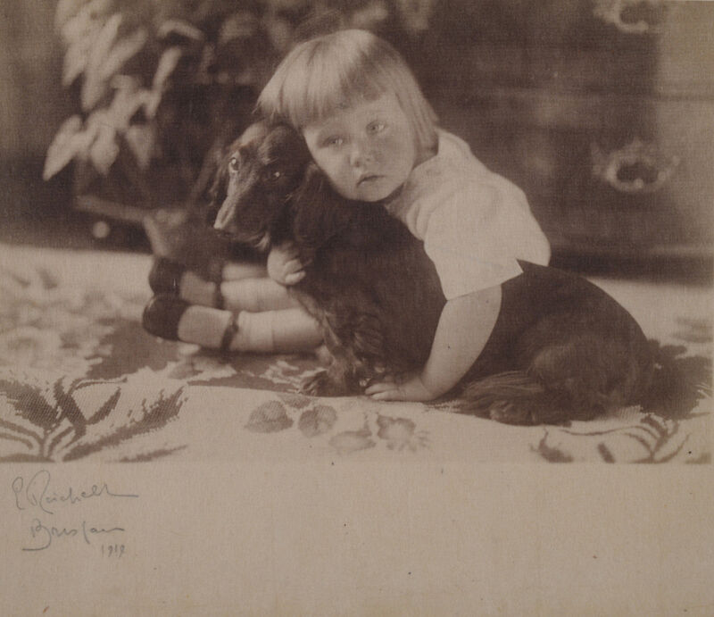 Elfriede Reichelt, Kleinkind mit Dackel, 1919