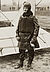 Philipp Kester, Flugwettbewerb von Hendon nach Paris – Die später vermisste Fliegerin Miss Unwin (?) in Fliegermontur vor ihrem Flugzeug, 1912