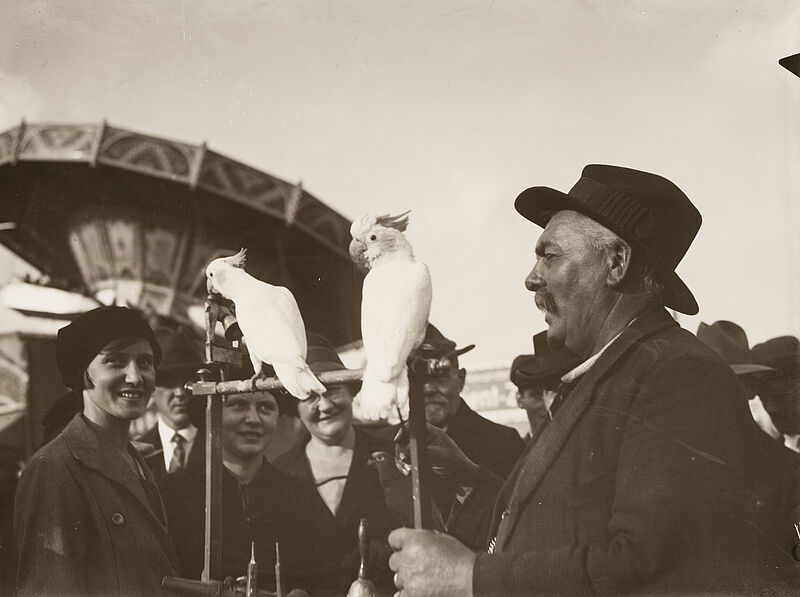 Philipp Kester, Münchner Oktoberfest – Mann mit zwei weißen Kakadus, 1921