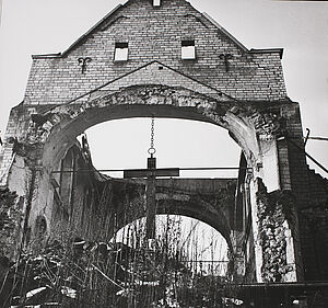 Hubs Flöter, Kirchenruine St. Georg, Köln, 1945