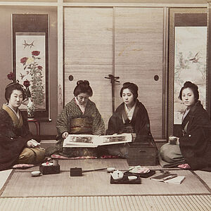 Kusakabe Kimbei, Ohne Titel (Junge Frauen (Geishas?) in Interieur beim Tee, zwei davon halten ein Fotoalbum), um 1880–1890