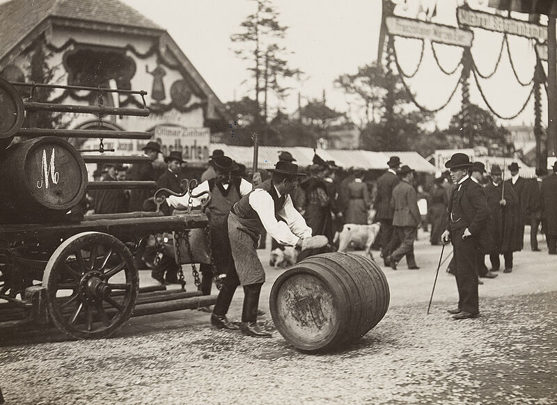 Philipp Kester, Typisches vom Münchner Oktoberfest – Abladen des Märzenbieres von der Bierkutsche, vor 1907