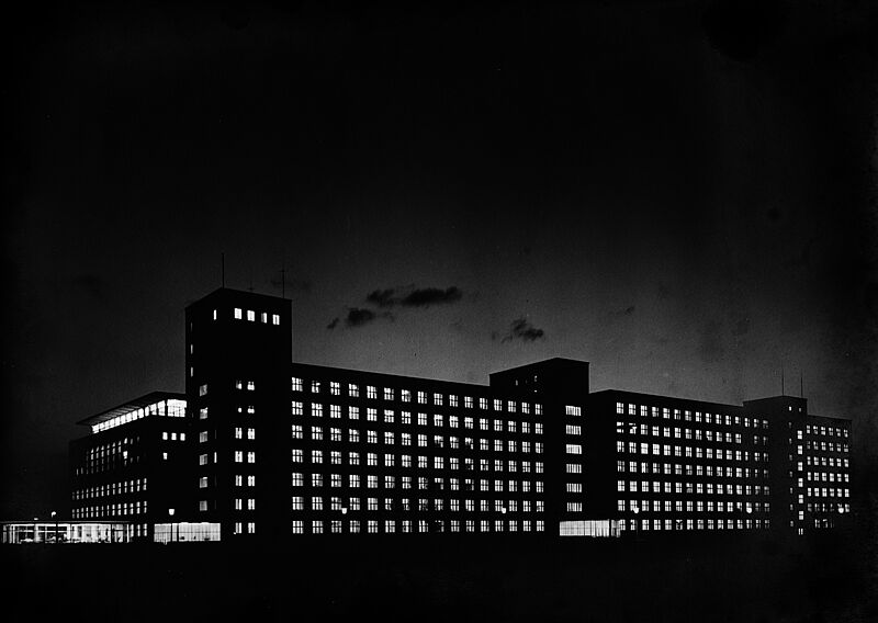 Helmut Lederer, Verwaltungsgebäude (Nachtaufnahme), Siemens-Schuckertwerke, Erlangen, 1953–55