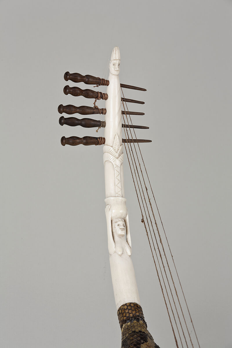 Mangbetu, kundi – Harfe aus Elfenbein und Pythonhaut mit fünf Saiten, vor 1943